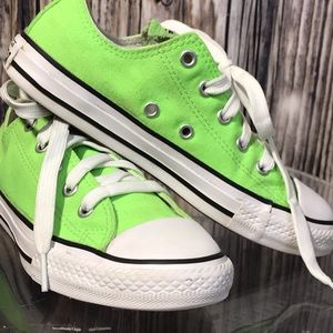 👠Lime green size 2 low top converse